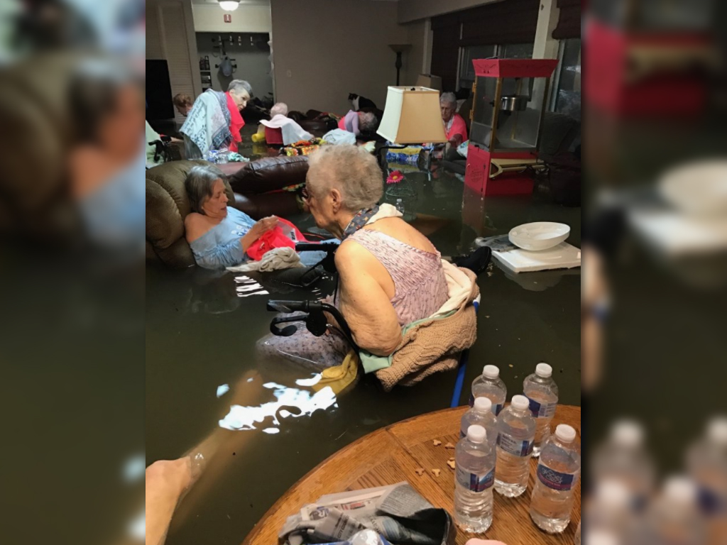 Imagen de ancianos inundados por Harvey