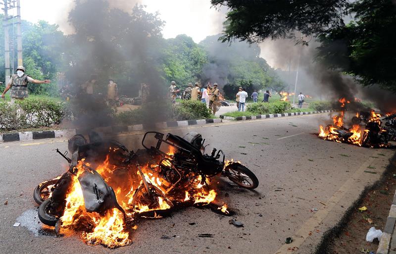 Aumentan a 28 los muertos por disturbios en India