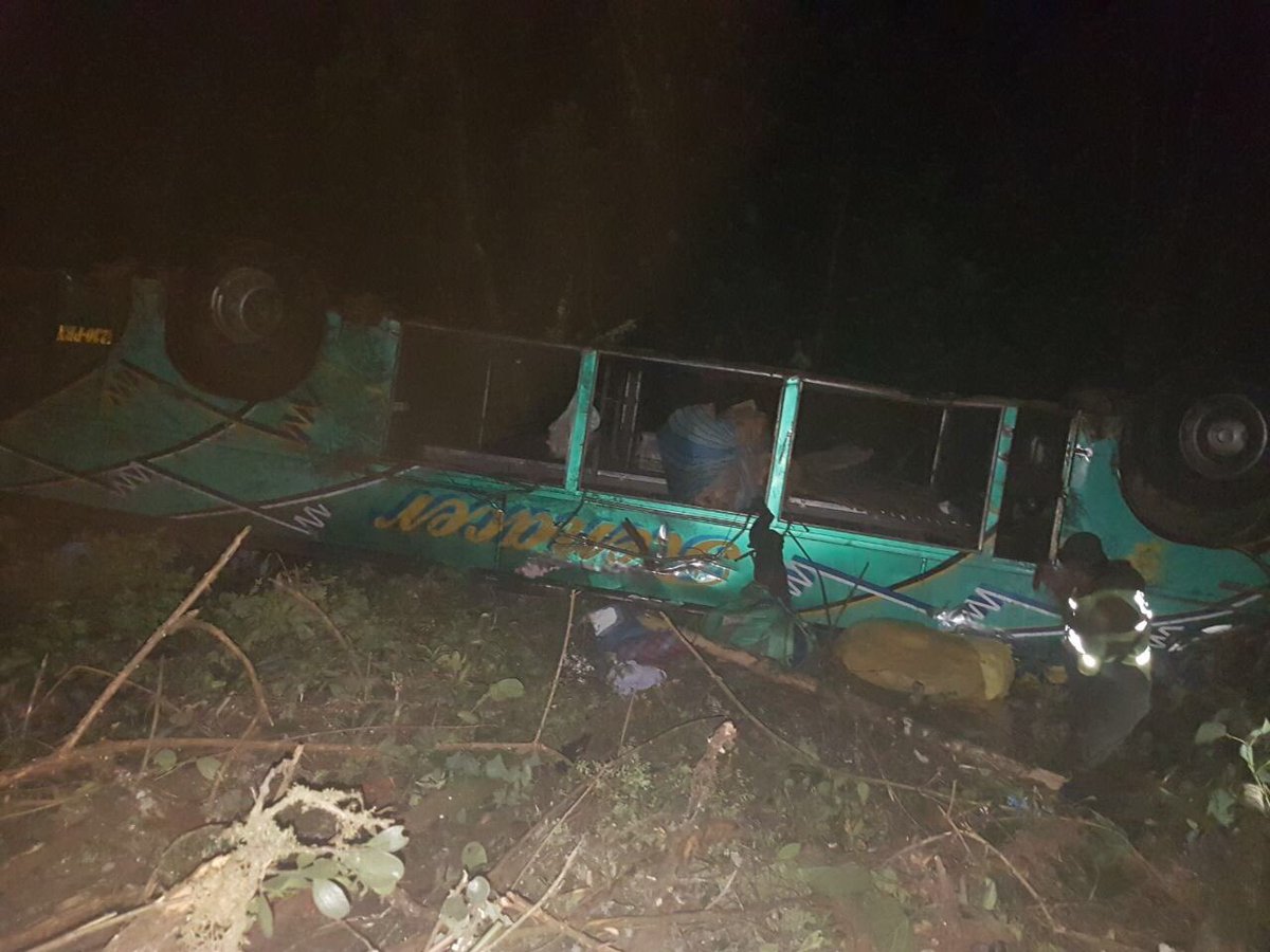 Ocho personas mueren caer autobus barranco bolivia