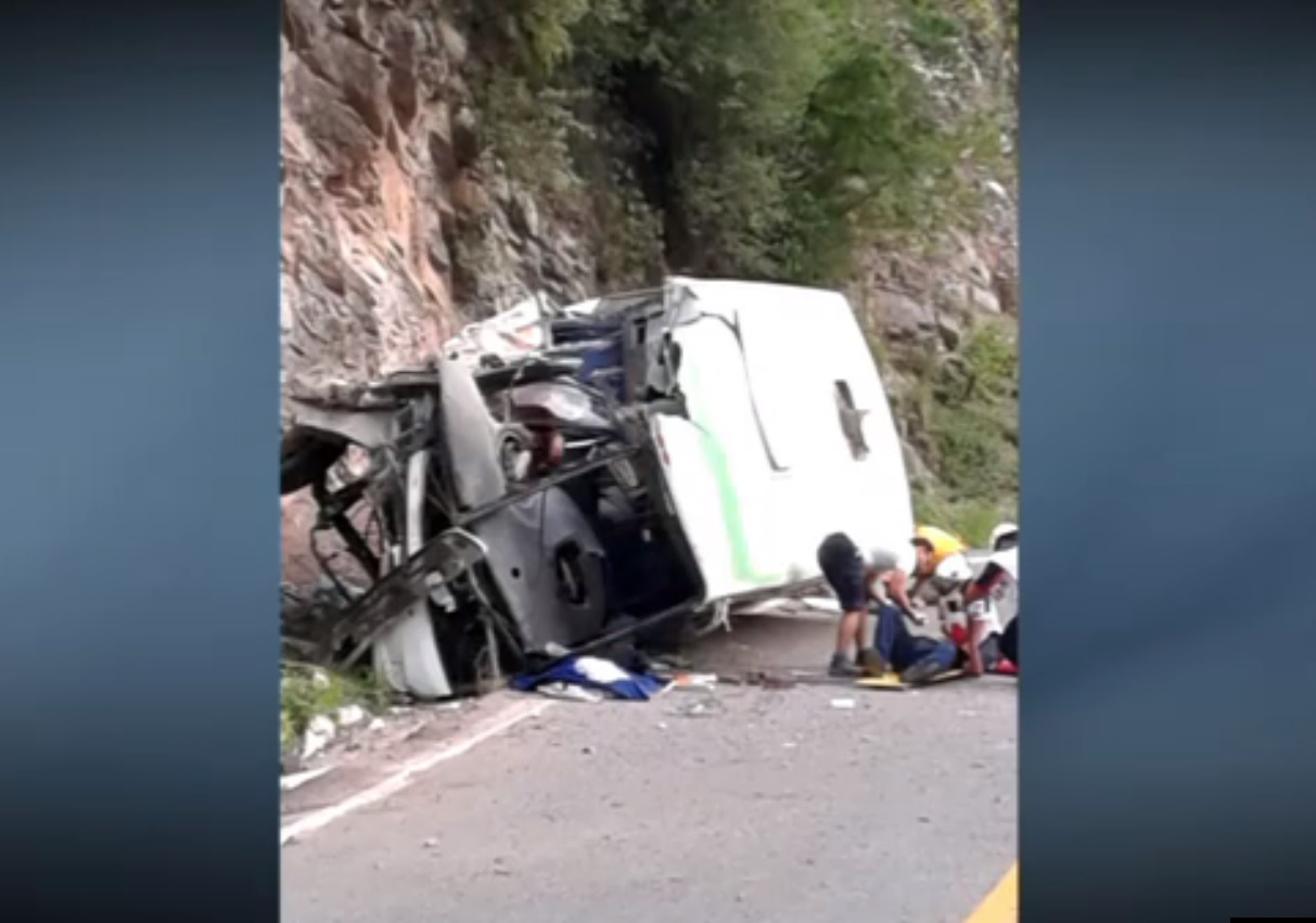 Un autobus choca contra una roca en Iturbide