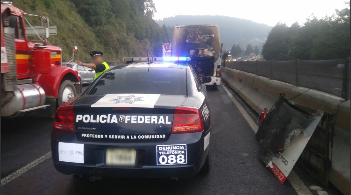 Incendia autobus pasajeros autopista Mexico Toluca