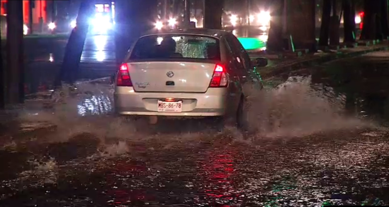 calles de la cdmx son afectadas por agua de lluvia