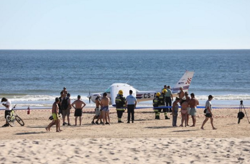avioneta aterriza emergencia una playa portugal