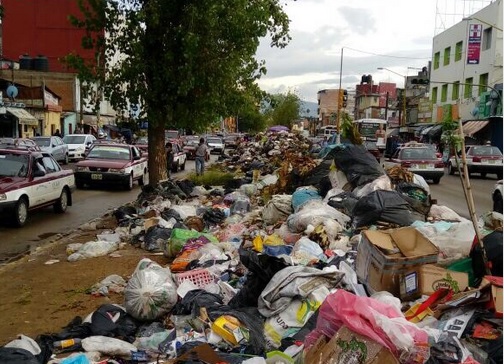 toneladas de basura acumuladas en calles de Oaxaca