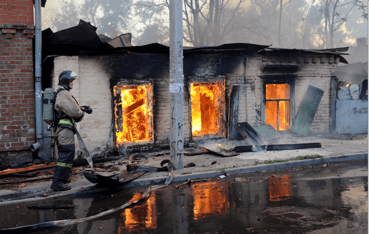 Bomberos rusos luchan contra incendio en Rostov del Don