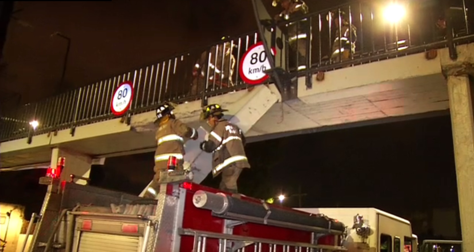 bomberos retiran lamina sobre viaducto rio piedad