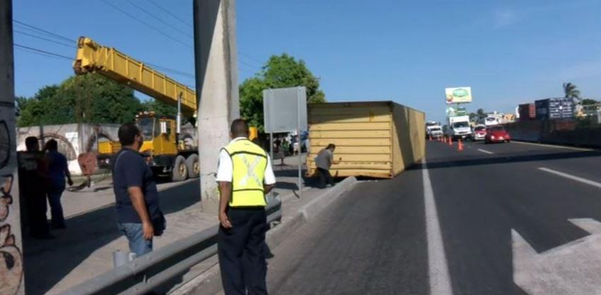 Cae contenedor de un tráiler en la autopista Veracruz-Xalapa