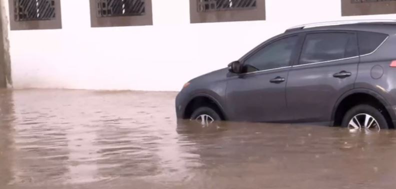 Calle inundada por lluvias en Hermosillo, Sonora 