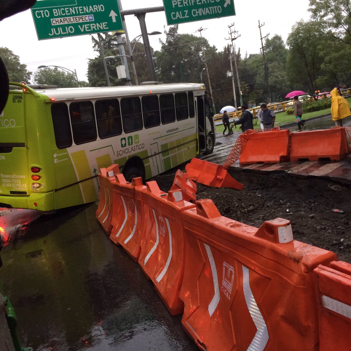 Camión cae en zanja de las obras del Metrobús