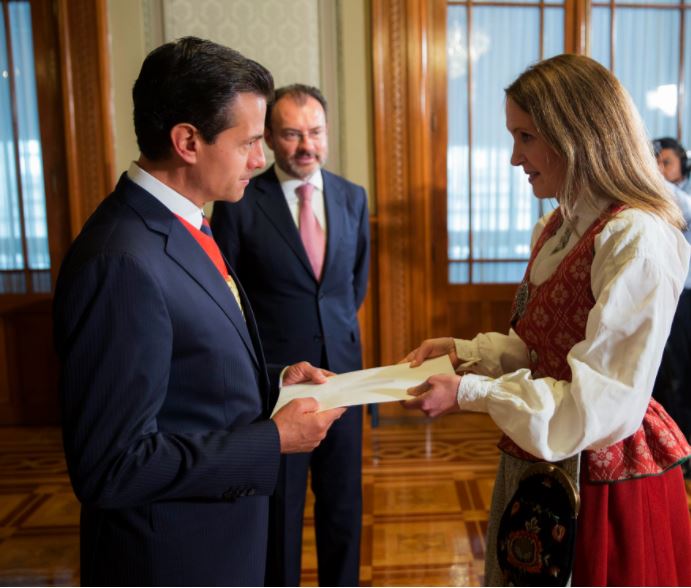 EPN recibe cartas credenciales de 12 nuevos embajadores en México
