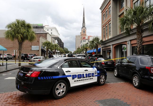 Empleado realiza tiroteo y toma rehenes en restaurante de Charleston; un muerto