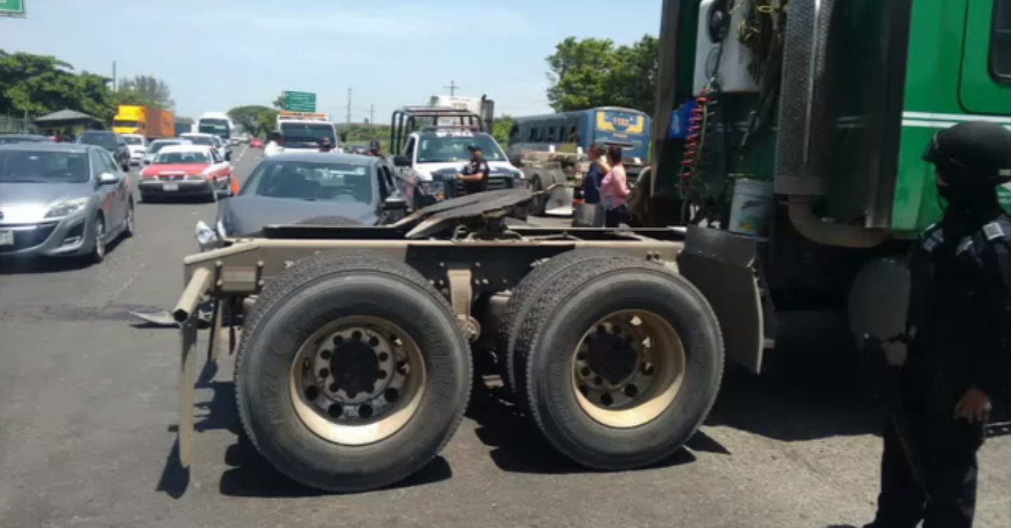 Tres vehiculos chocan sobre la veracruz xalapa