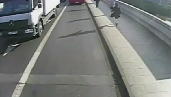 Corredor se aproxima a mujer antes de empujarla hacia la calle en Londres 
