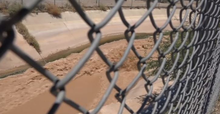 Corriente de agua en canal de riego de la frontera de Texas 