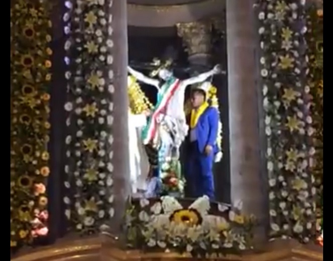 Colocan banda presidencial al Cristo de Jalpan en Ixmiquilpan, Hidalgo