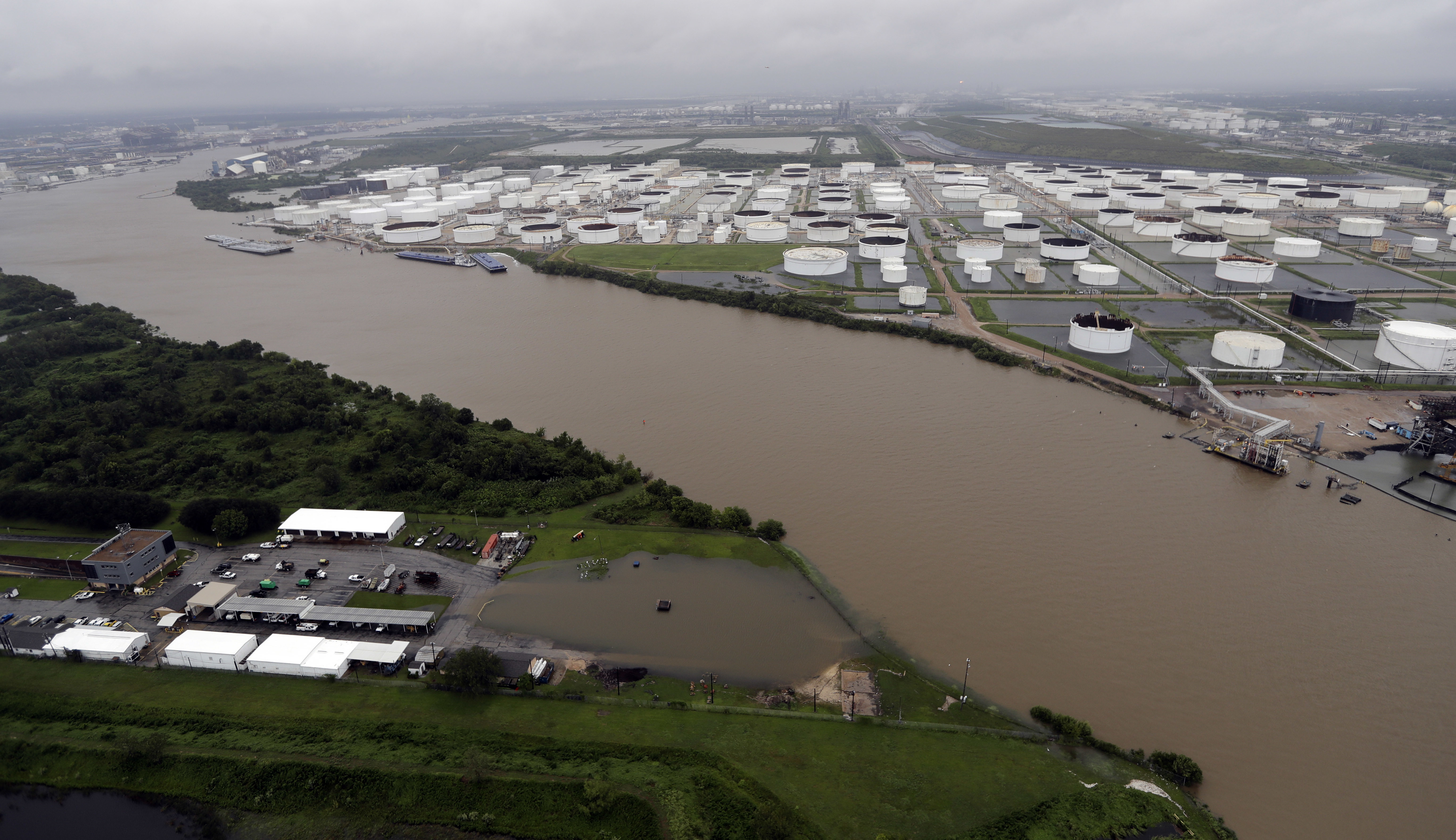 Lluvias Harvey provocan derrame contaminantes refinerias Texas