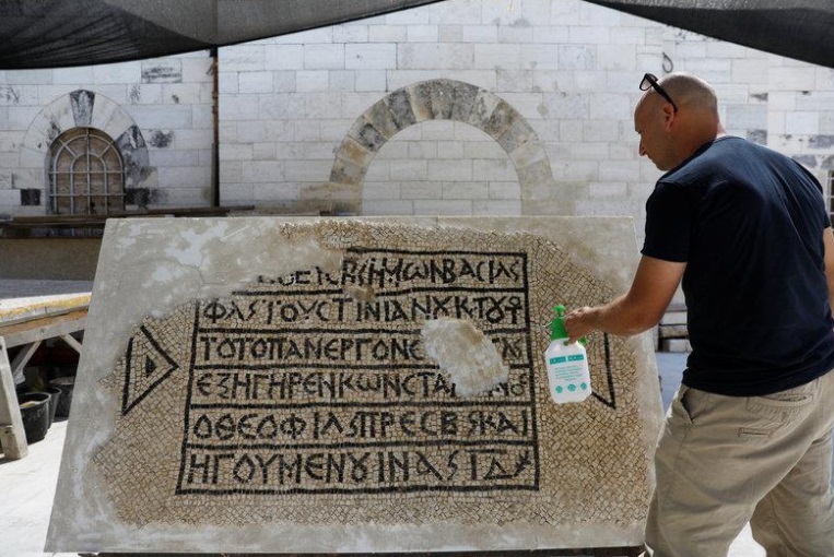 Arqueólogos israelíes descubren mosaico con inscripción griega de 1,500 años de antigüedad