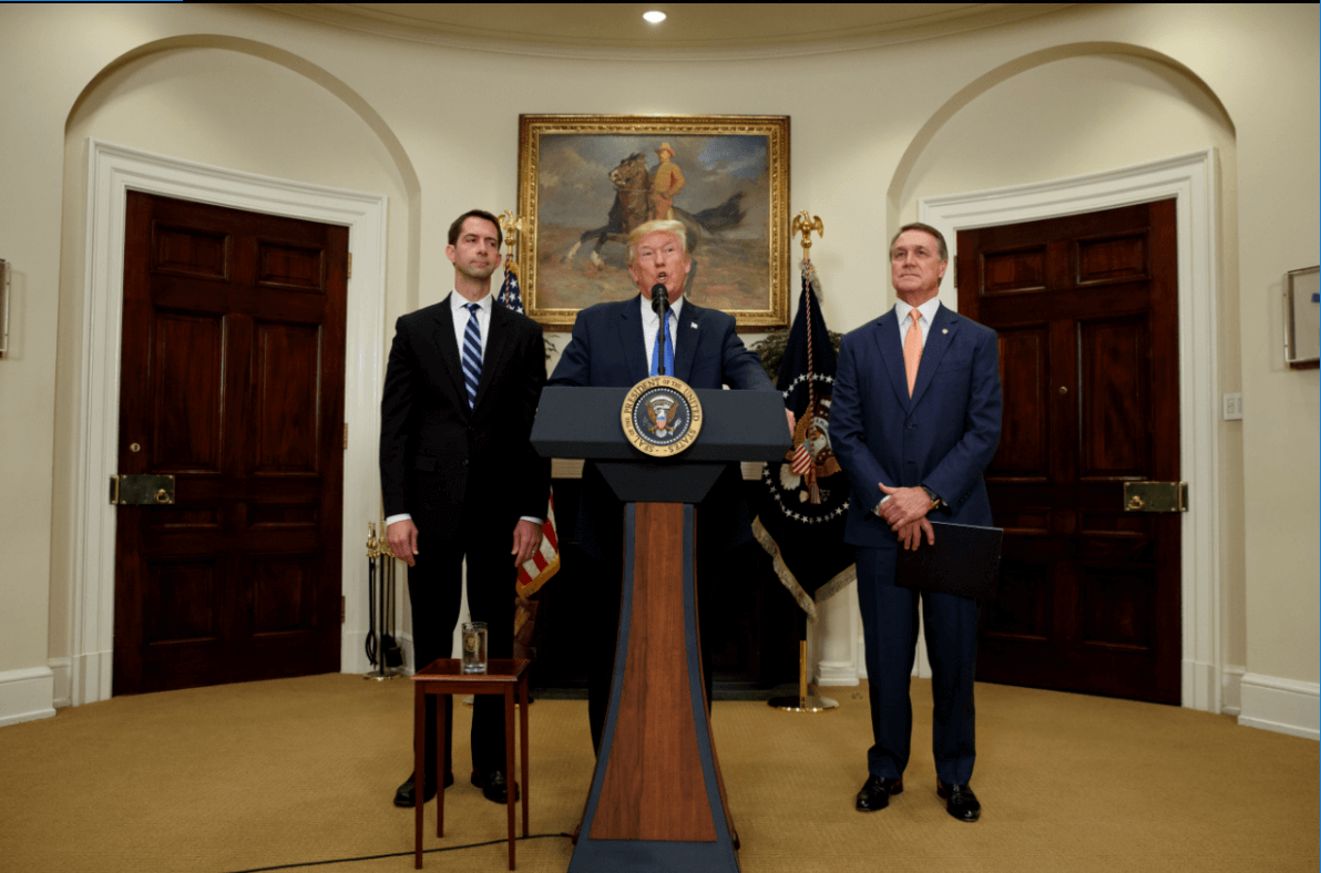 Donald Trump acompañado por los senadores Tom Cotton y David Perdue