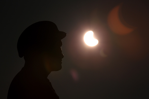 Estadounidenses se preparan para observar eclipse solar de este lunes