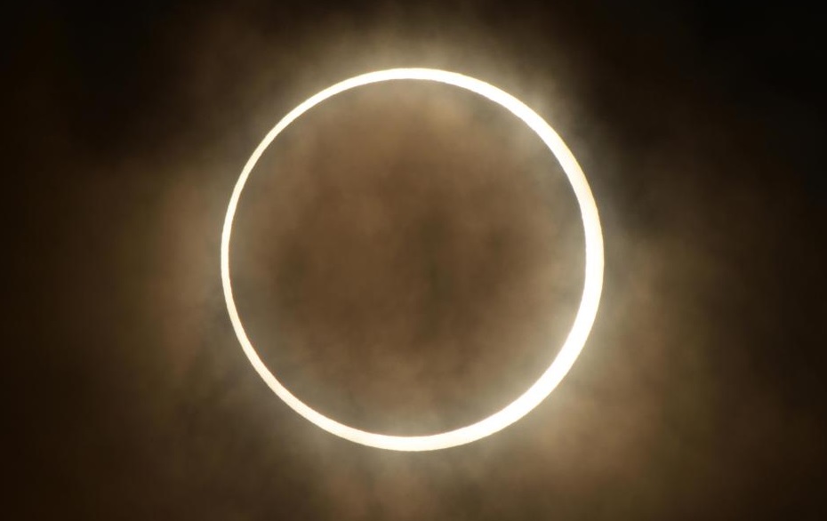 Mujer solicita cambiar hora de transmisión de eclipse solar en EU