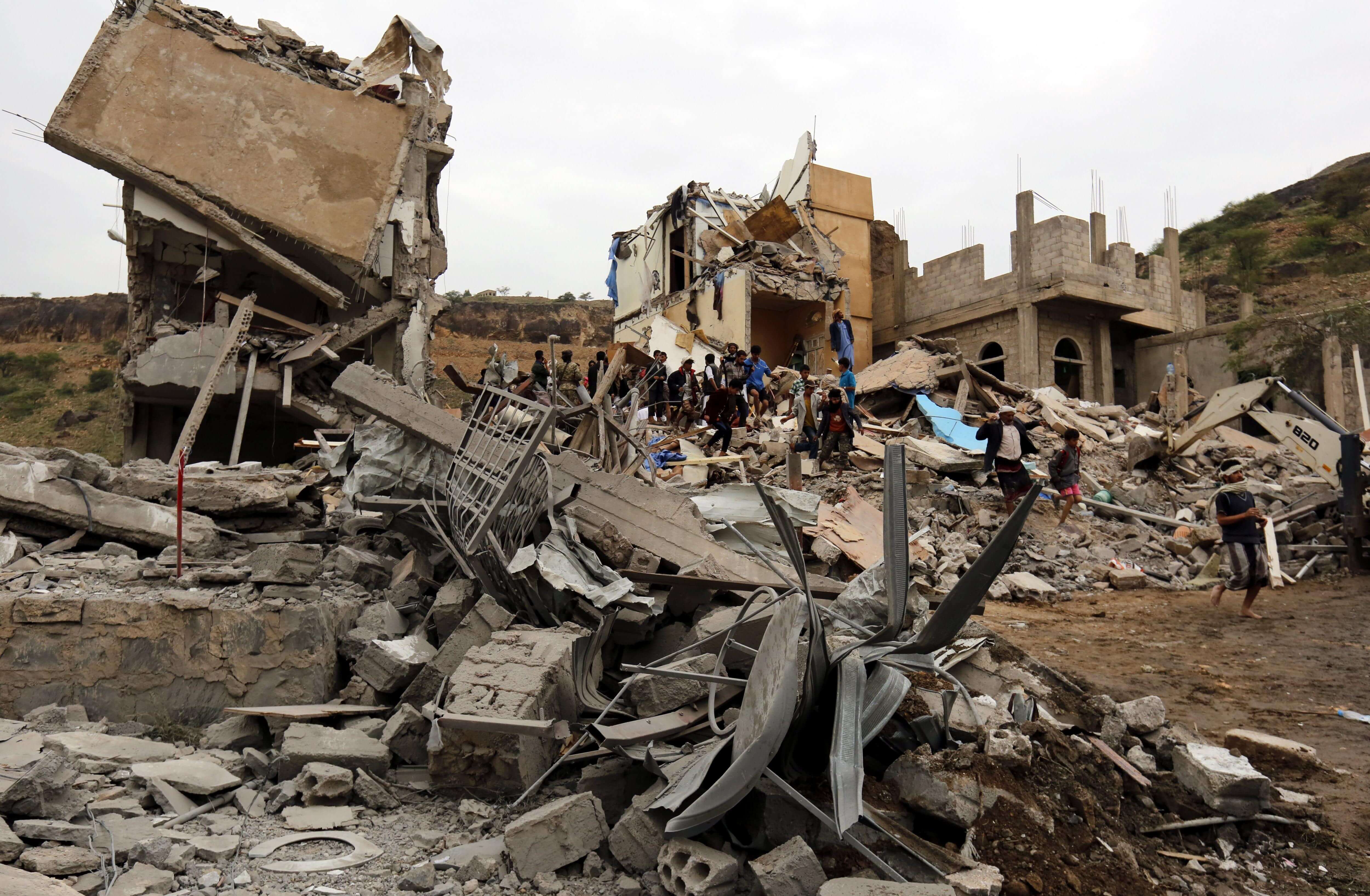 Edificio colapsa tras bombardeo en la capital de Yemen