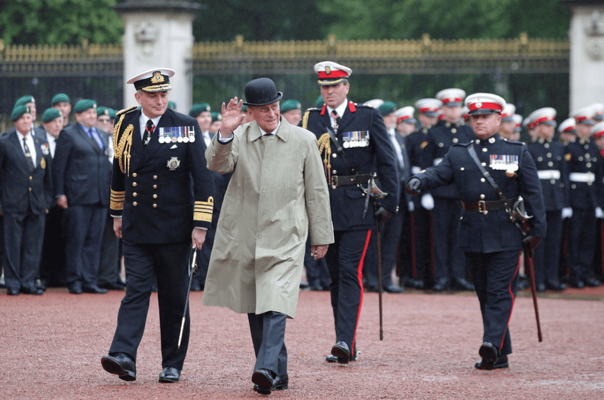 El duque de Edimburgo presidió un desfile benéfico