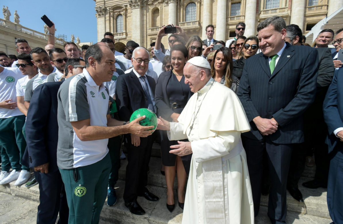 El papa Francisco con futbolistas del Chapecoense