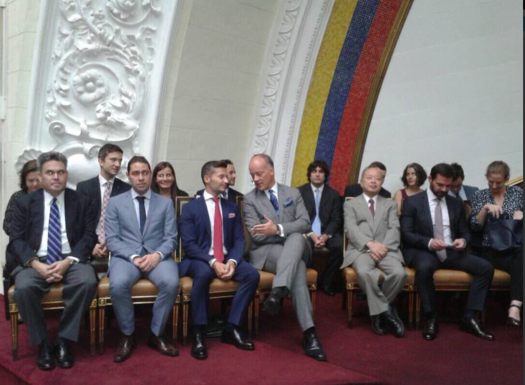 Doce embajadores acuden a apoyar al Parlamento venezolano tras su disolución