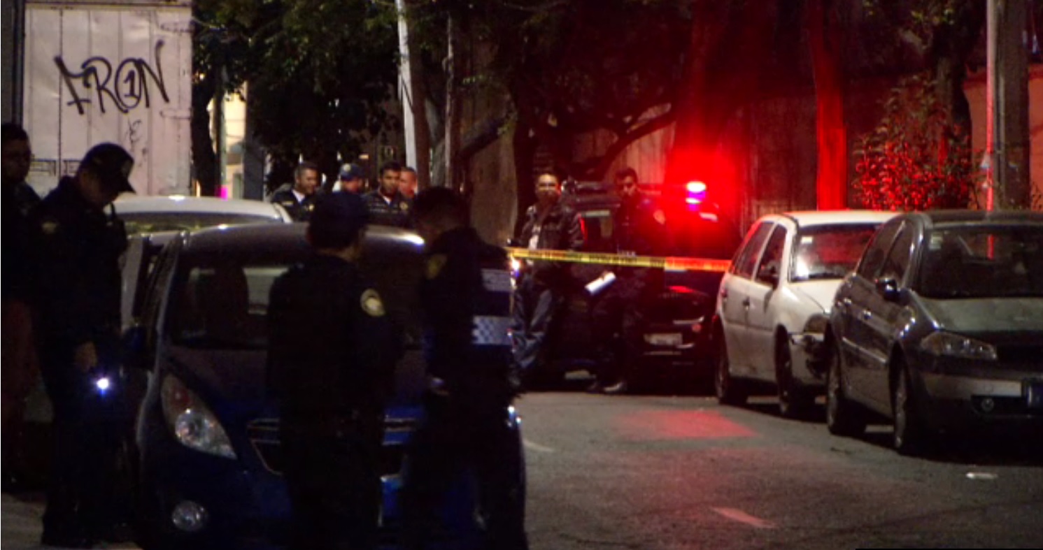 Policias de la CDMX investigan la muerte de dos hombres