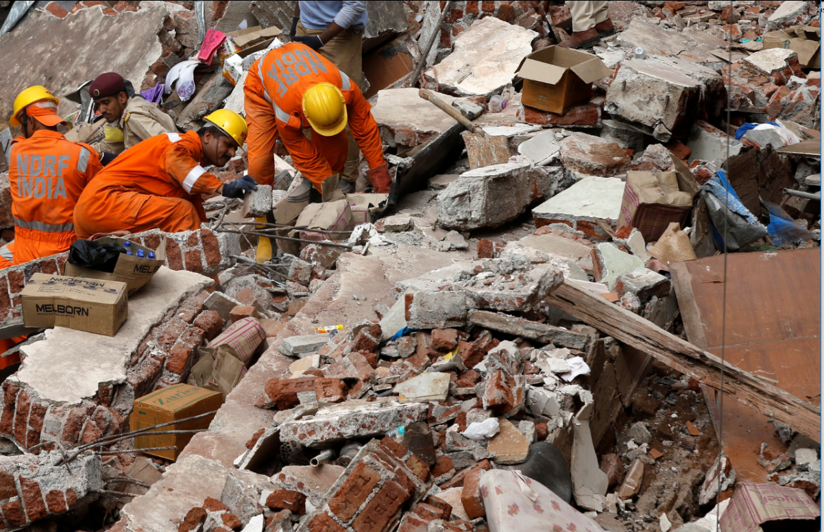 Equipos de rescate tras derrumbe en la India