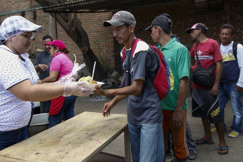 Venezolanos comedor comunitario Colombia escasez alimentos