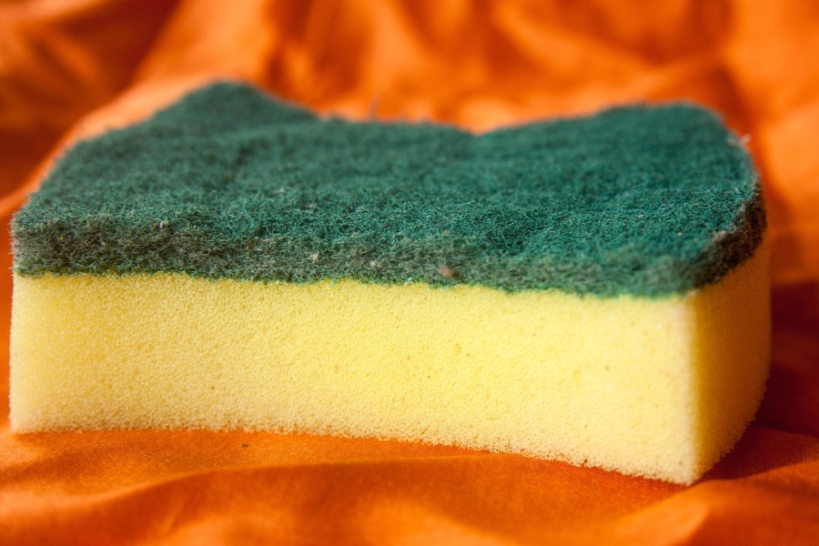 Cuándo y cómo debes limpiar tu esponja de cocina antes de que se llene de gérmenes