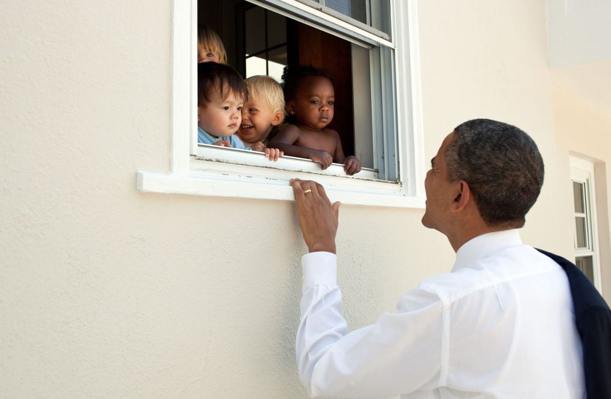 expresidente obama a lado de niños en twitter