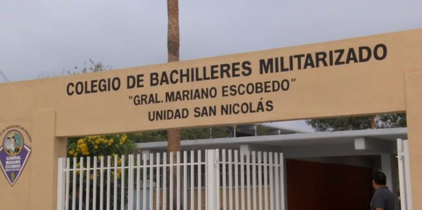 Fachada de una preparatoria militarizada en Nuevo León 
