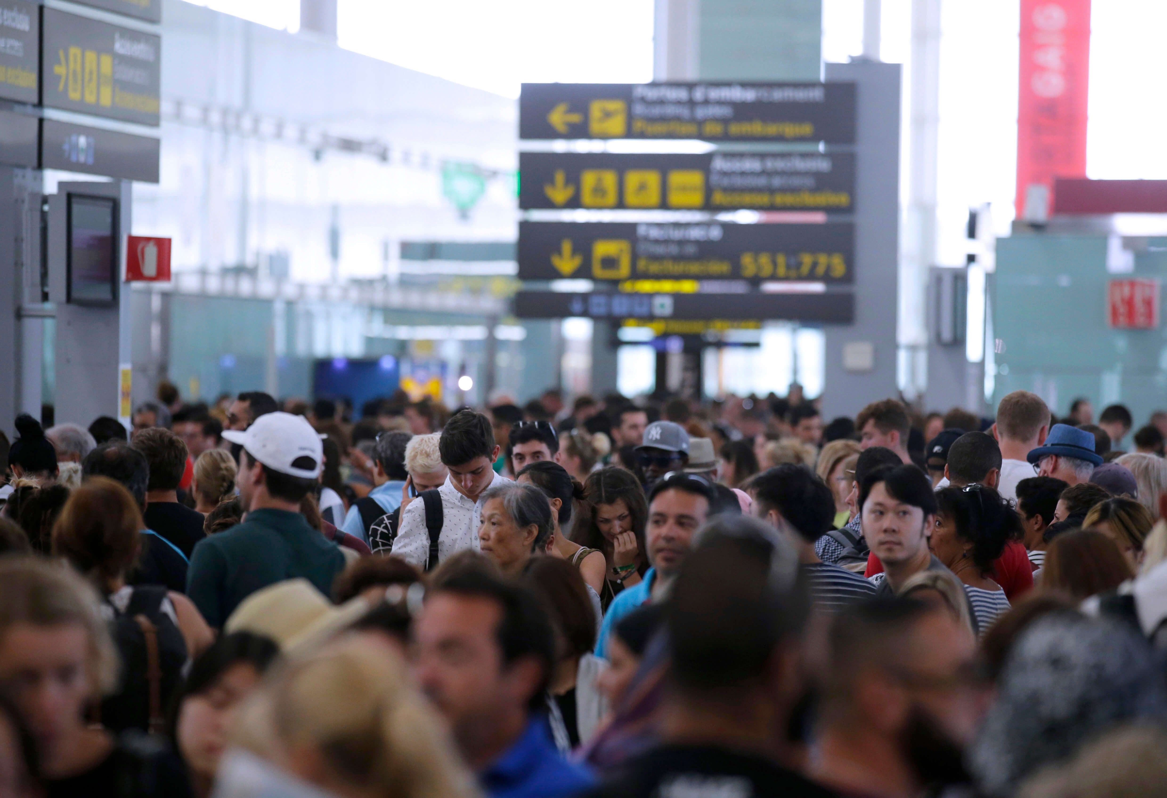 Largas filas de pasajeros por huelga de personal en aeropuerto de Barcelona