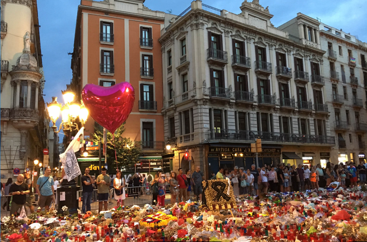 Flores y velan recuerdan a las víctimas en Barcelona