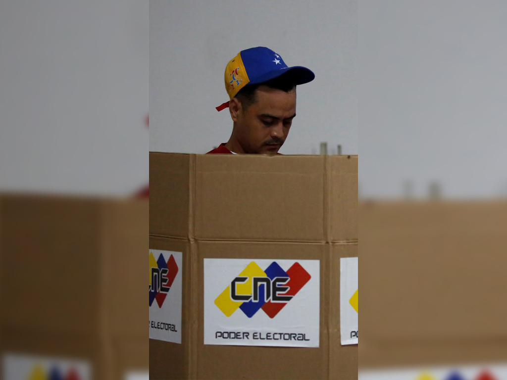 Un hombre vota para la elección de la Asamblea Constituyente