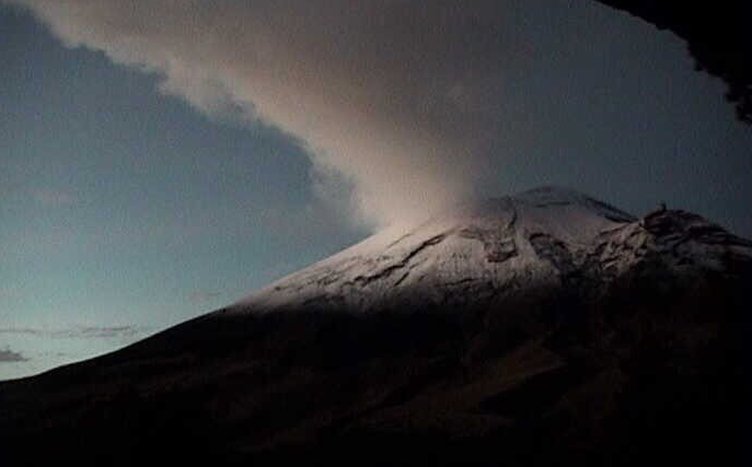 Fumarola de dos kilómetros del volcán Popocatépetl