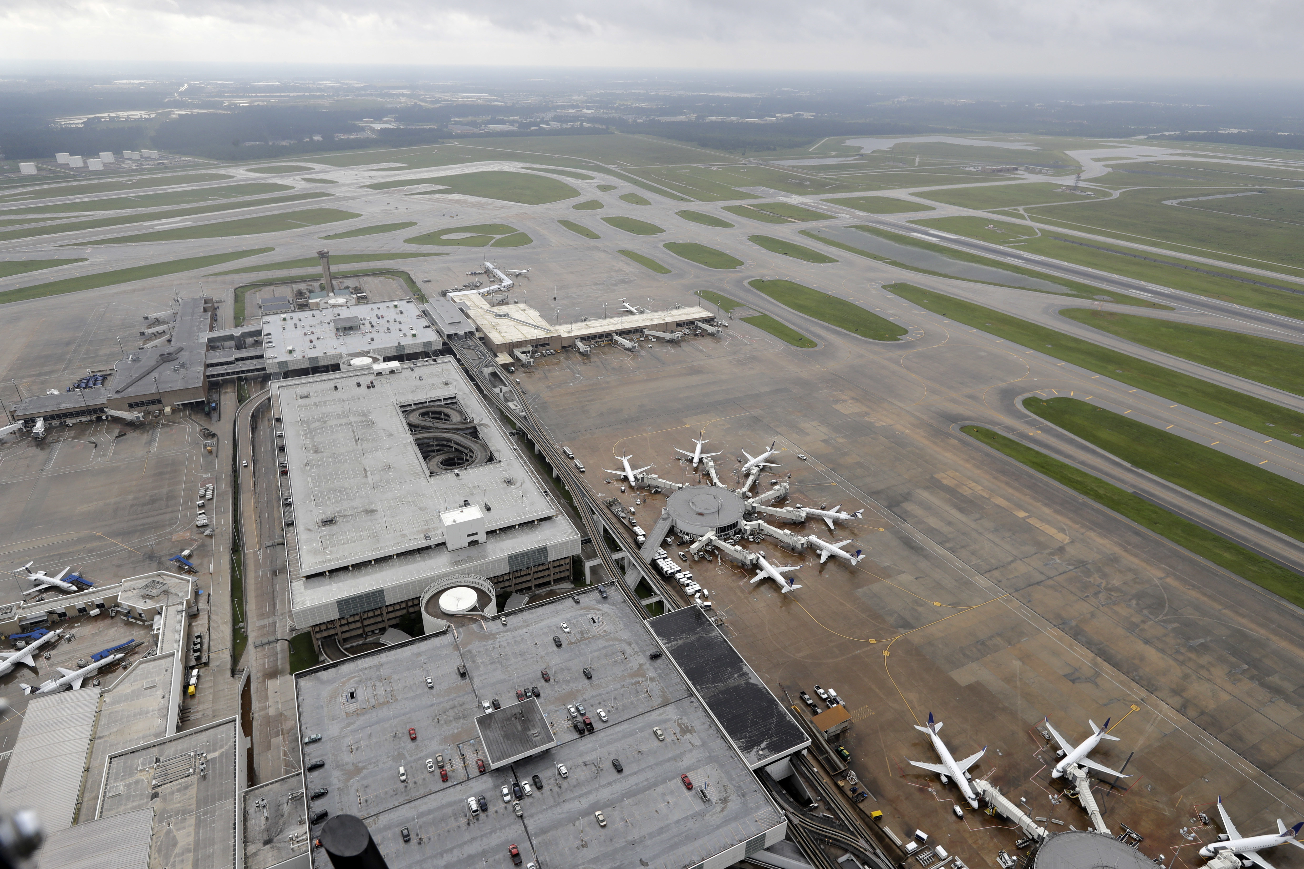 Aeropuertos Houston reanudan operaciones paso Harvey