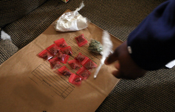Policias incautan grapas de marihuana y cocaina