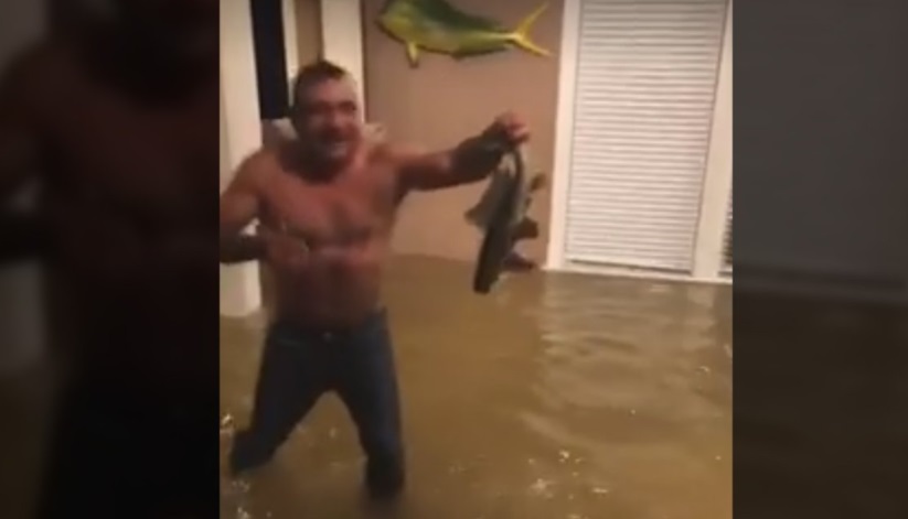 Inundaciones por Harvey permiten a un hombre pescar en casa