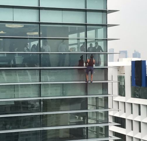 Hombre escala un edificio en Polanco