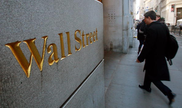 Hombre recorre Wall Street fuera de la Bolsa de Nueva York