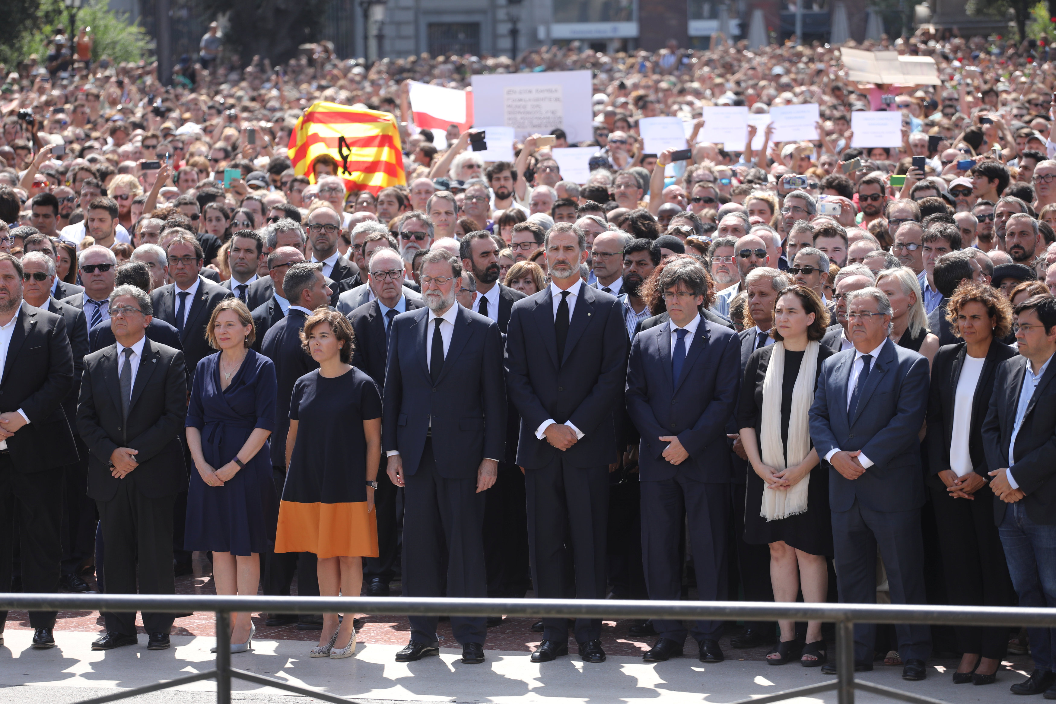 rinden homenaje victimas atentado terrorista cataluna