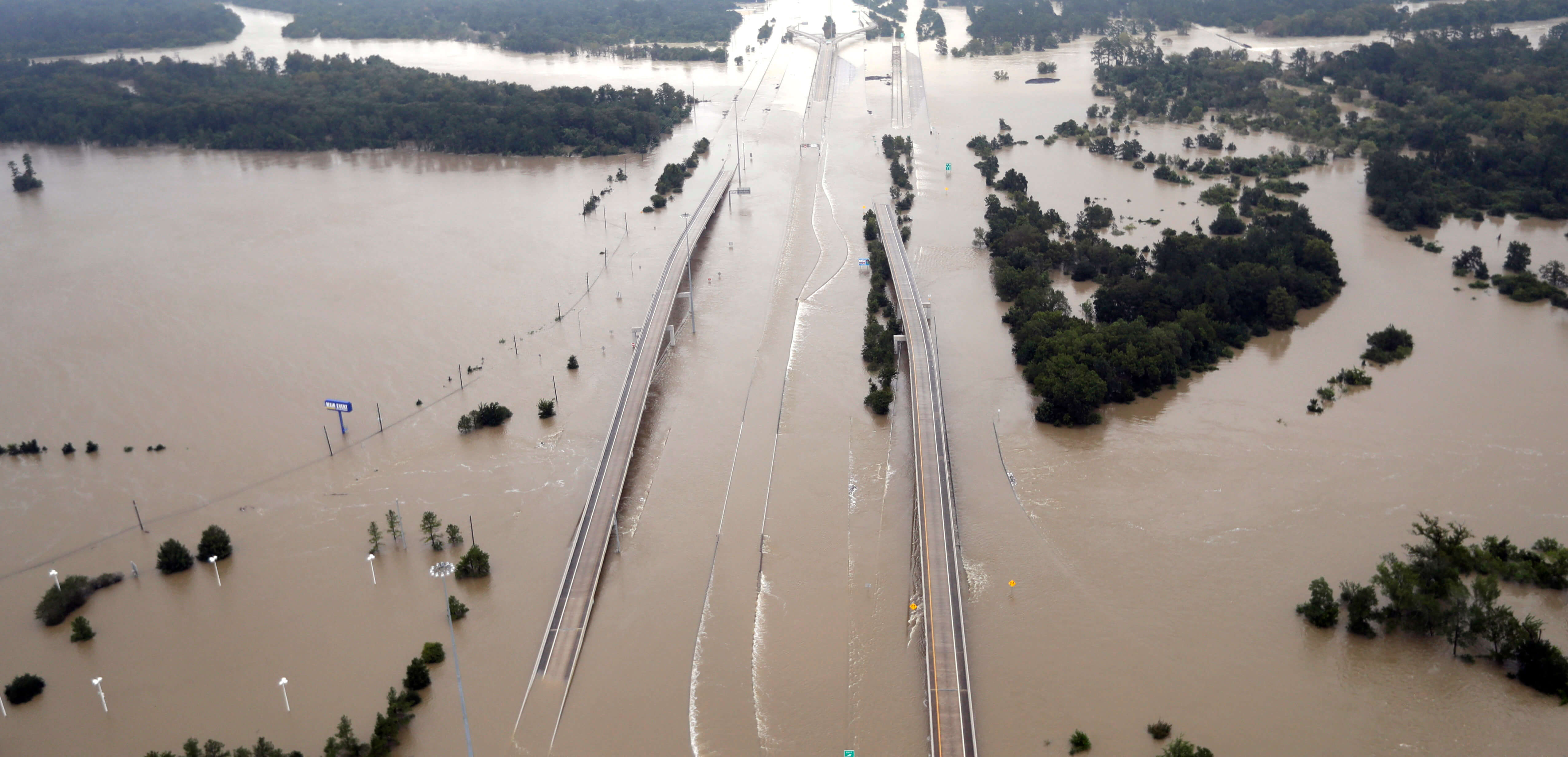 Inundación de una carretera en Humble, Texas, tras el paso de Harvey