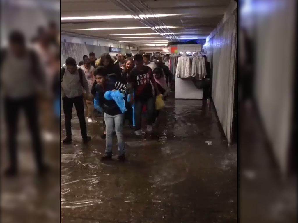 la estacion zocalo del metro afectado por inundacion