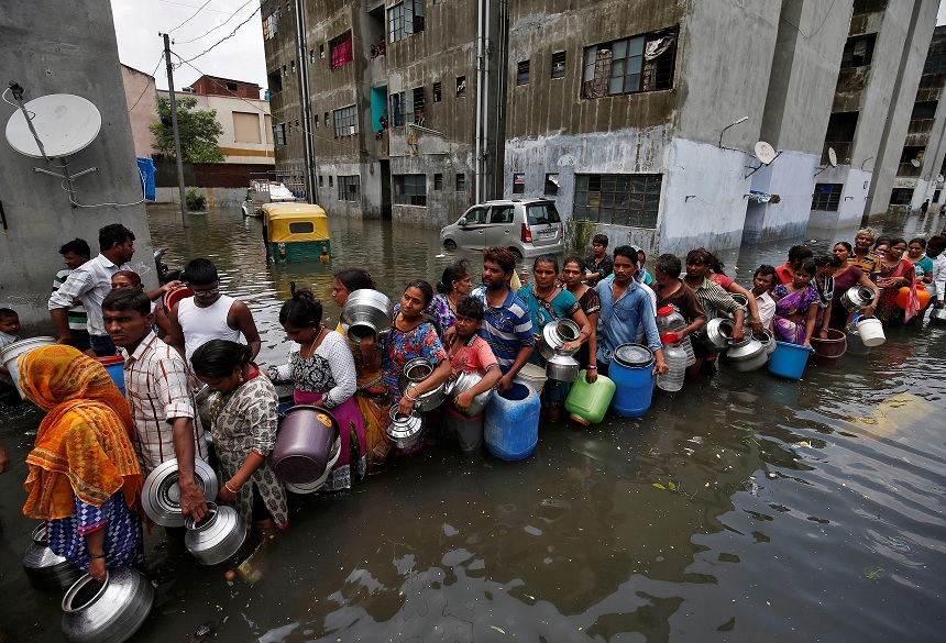fila recoger agua potable inundaciones india