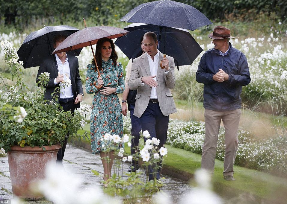 Príncipes Guillermo y Enrique visitan jardín dedicado a su madre Lady Di