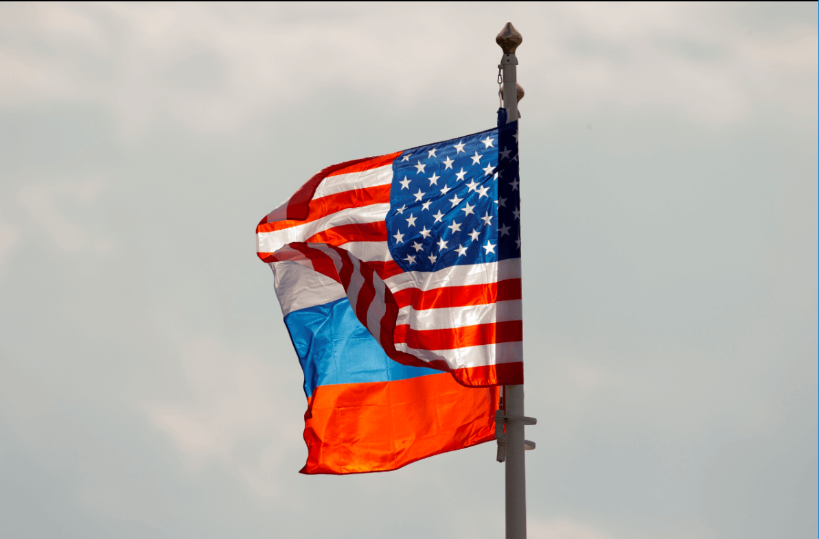 Las banderas de Rusia y Estados Unidos ondean en Moscú