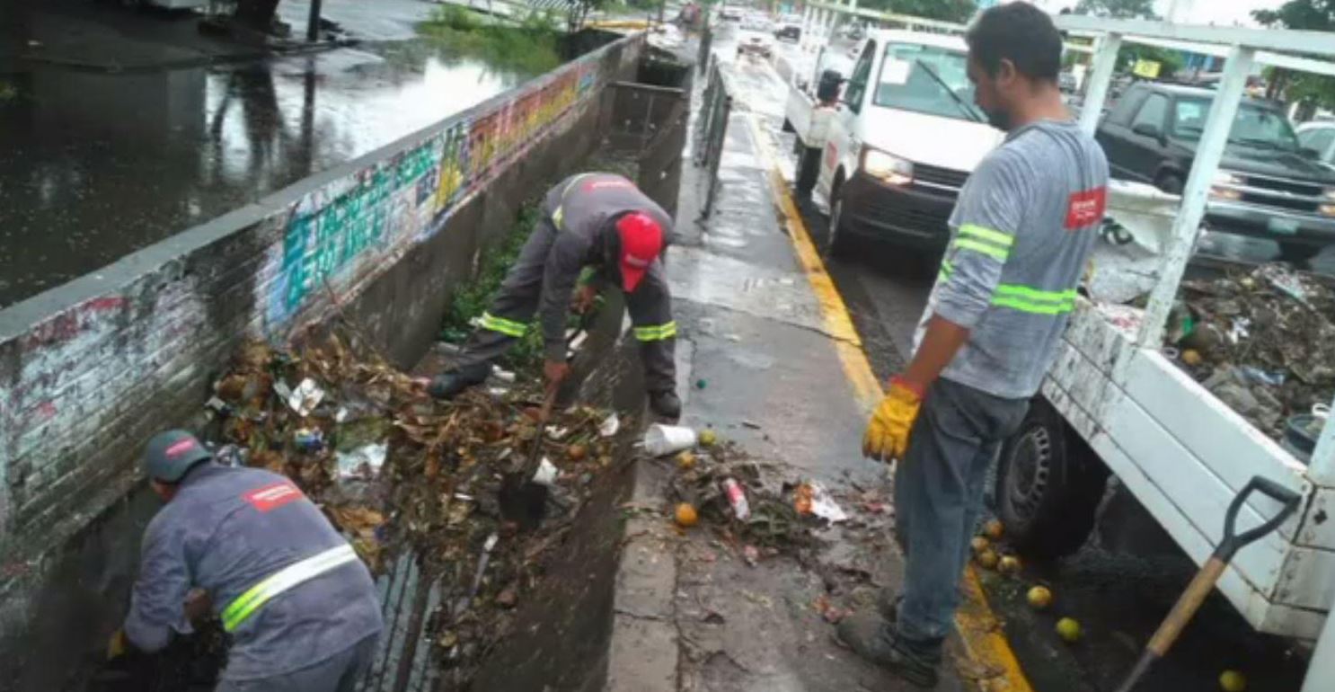 Lluvia deja afectaciones en calles y alcantarillas en Veracruz